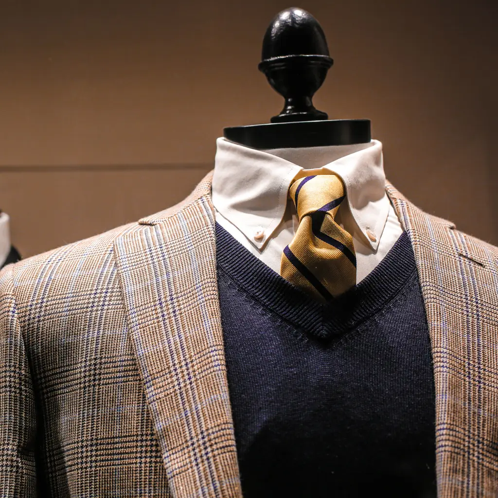 A checked jacket, shirt and tie are displayed on a men's-shop mannequin.