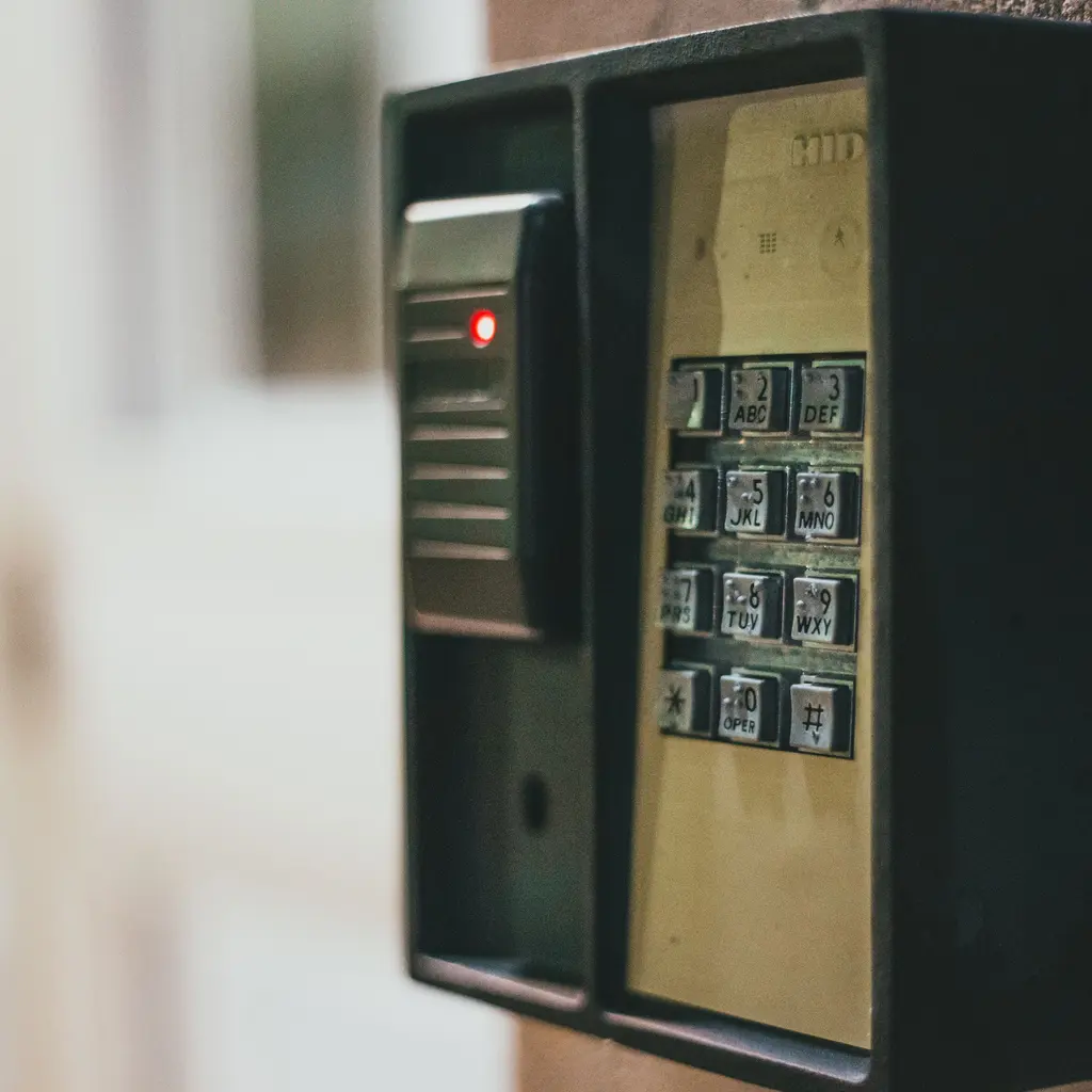 An entrance access-control panel with a card reader and numeric keypad.